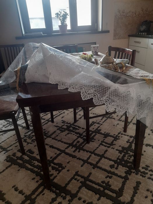 4 стула и стол в отличном состоянии