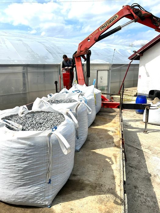 Transport marfă camion cu macara