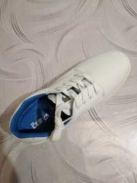 Бели санитарни обувки