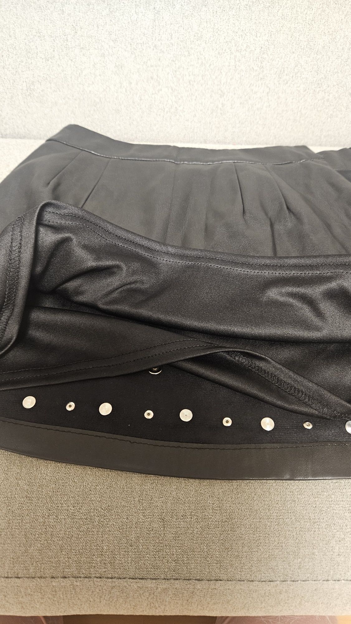 Дамска кожена пола с капси Bershka S