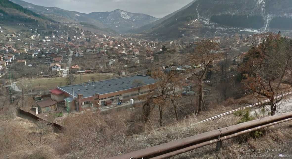 Голям промишлен имот - терен и  масивна сграда близо до София