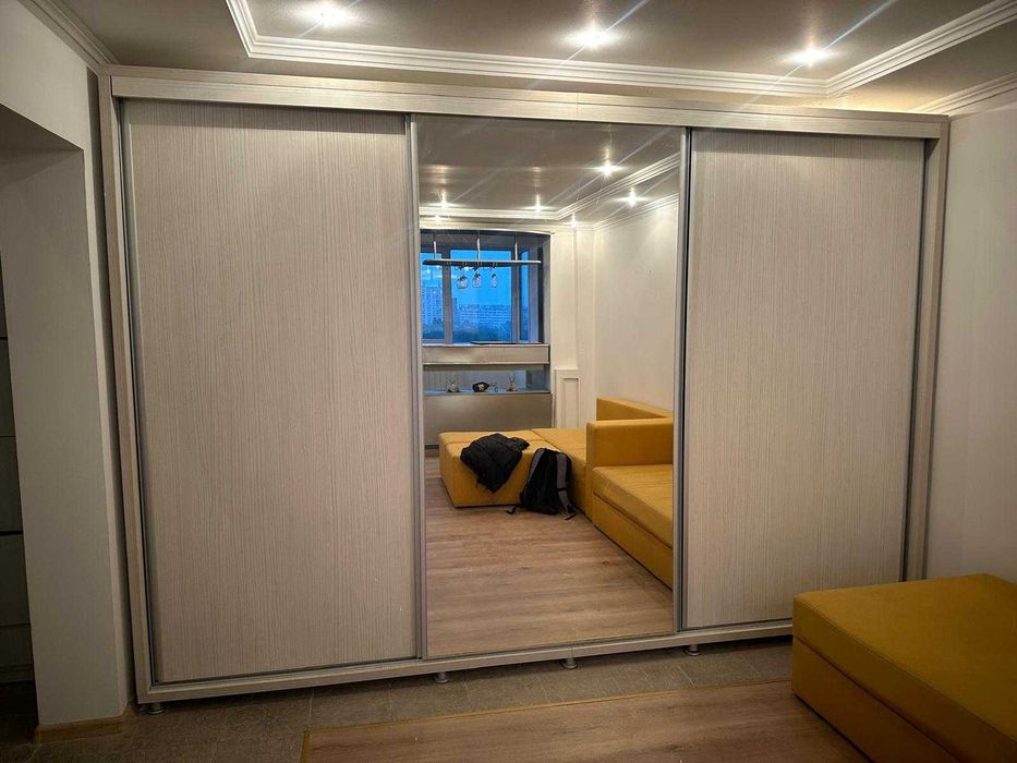 Dressing cu 3 usi,diferite spatii depozitare si bara de haine cu lift.