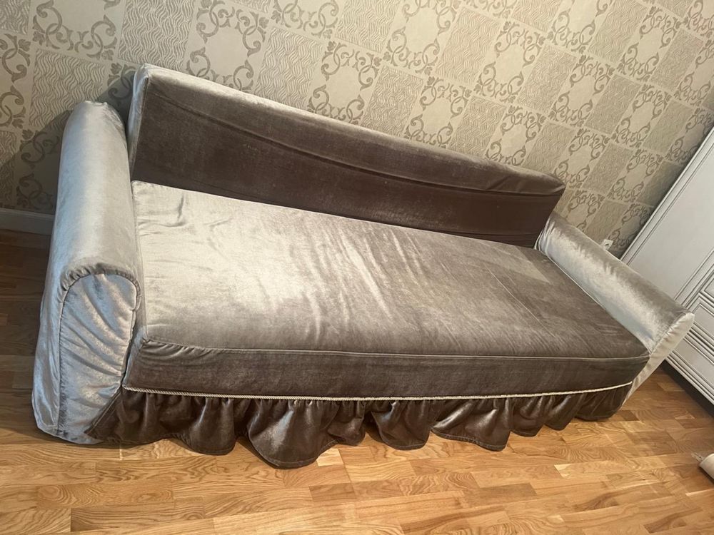 Раскладной диван с чехлом