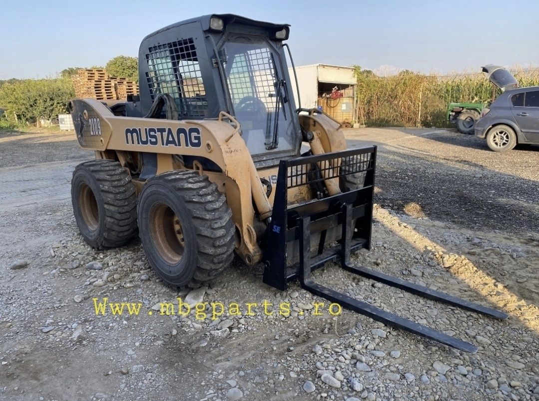 Furci de ridicare utilaje bobcat buldoexcavator