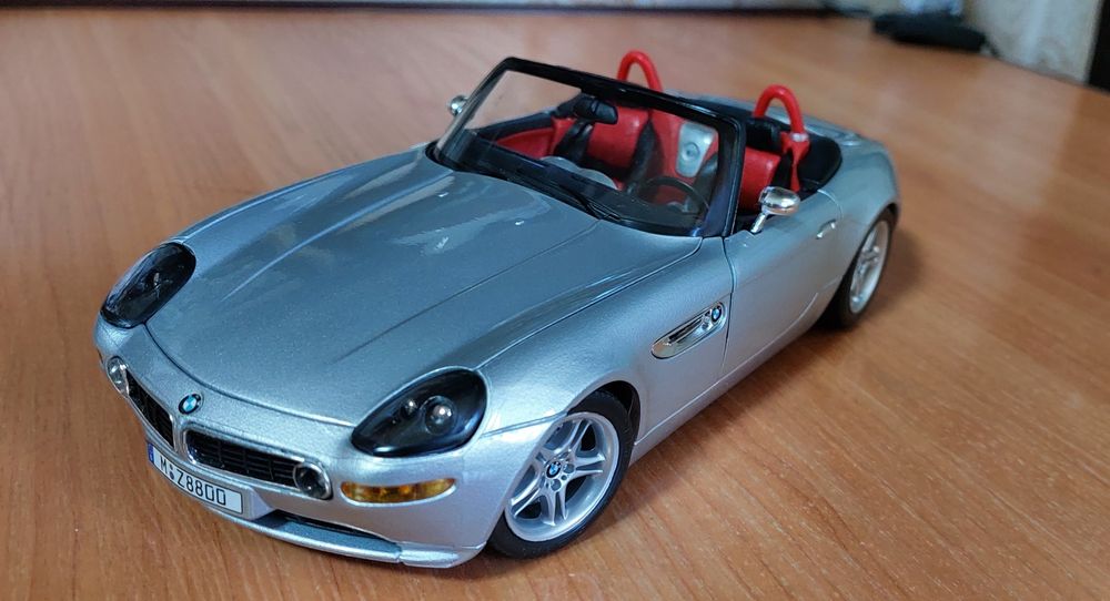 Коллекционная модель автомобиля 1-18