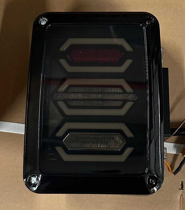 Stopuri LED Jeep Wrangler JK/JKU 2007–2018 – Lentilă Fumurie,