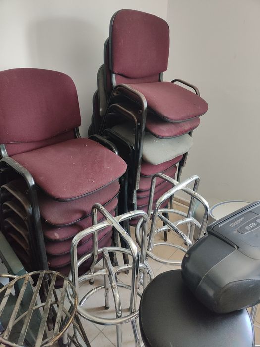 Vând Scaune tapitate de birou