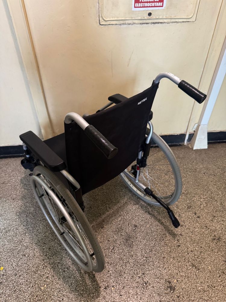 Scaun carut rulant medical batrani dizabilitati (ca nou)