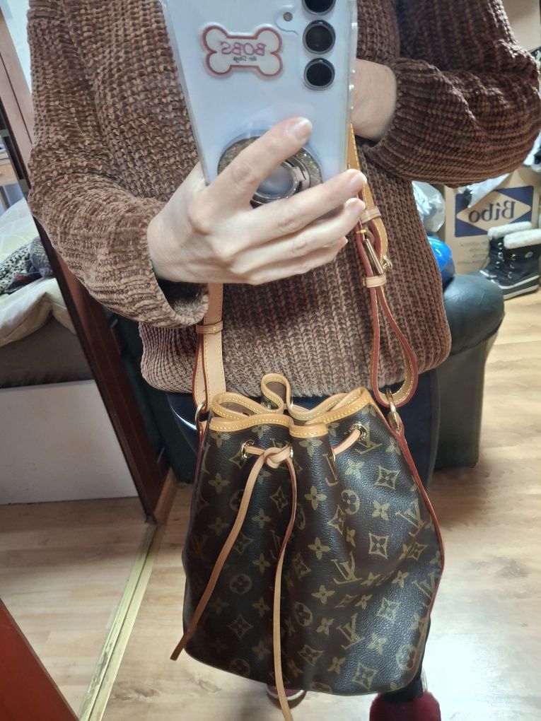 LV чанта , естественно кожа