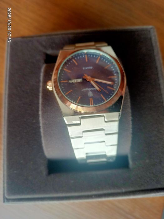 Часы новые в коробке