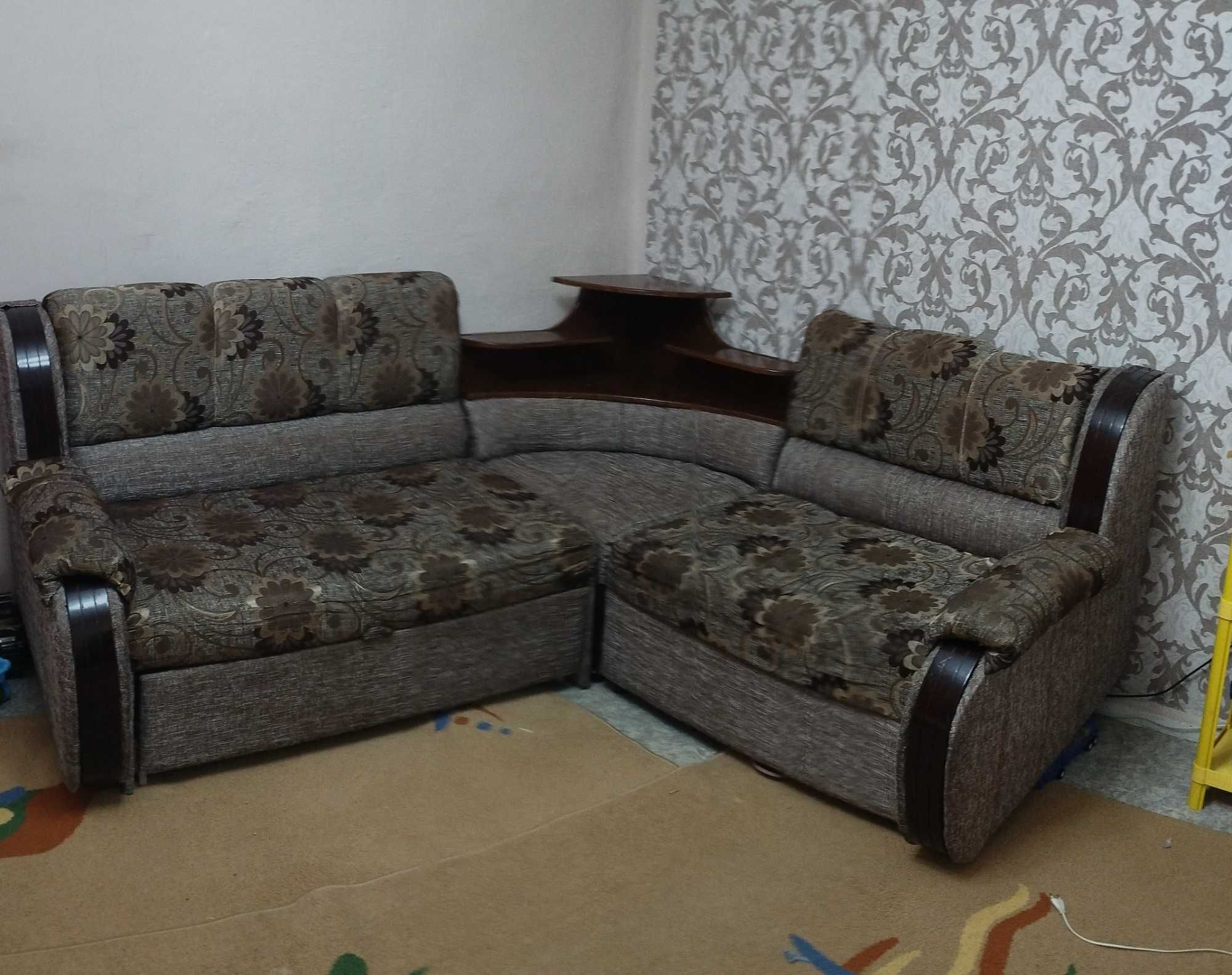 Продам диван для гостиной бу