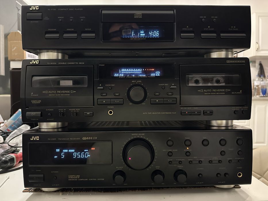 Linie audio JVC cu telecomanda