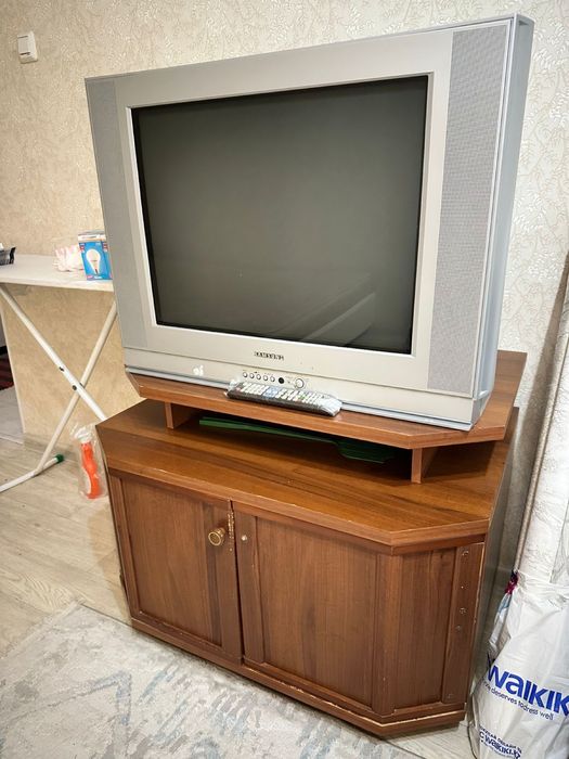 Гарнитура и телевизор