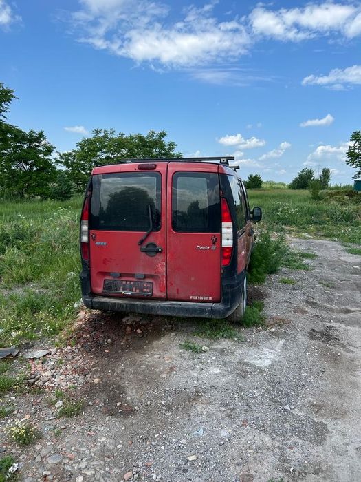 Far stânga și dreapta fiat doblo