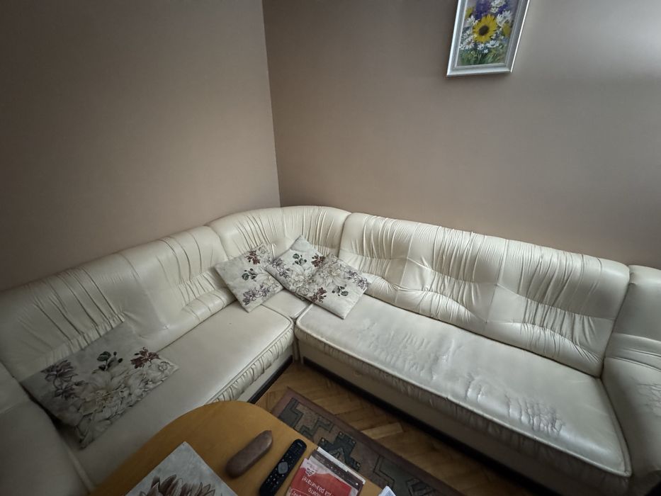 Бял Г - образен кожен диван