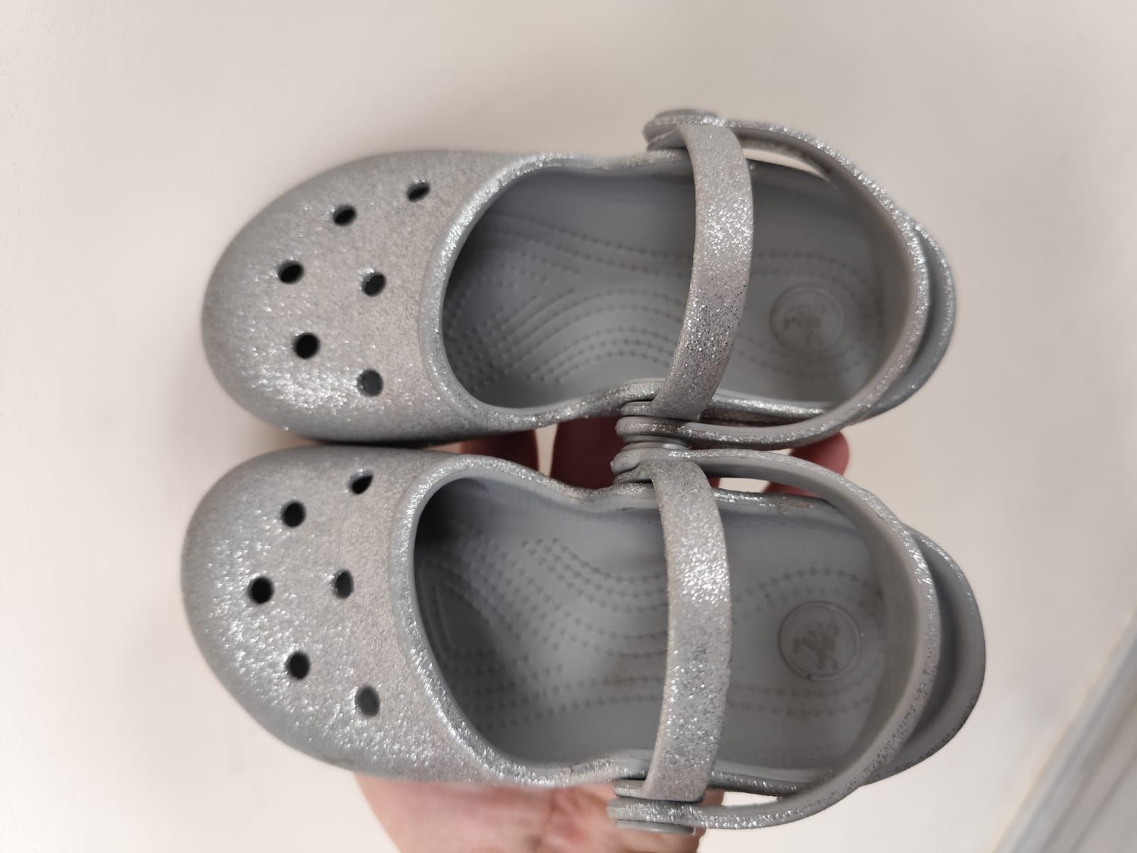 Crocs gri cu sclipici