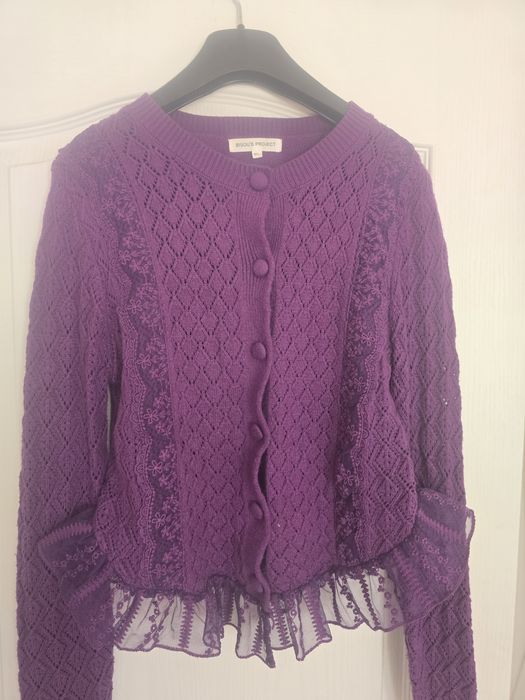 Лилава жилетка плетиво и дантела