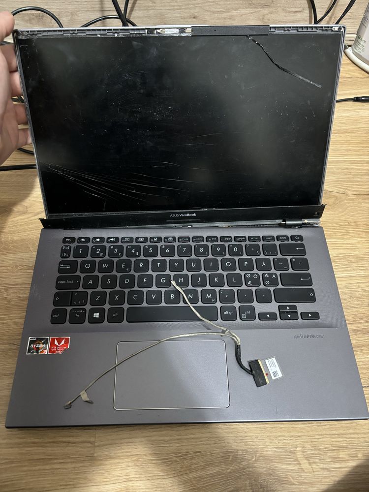 Asus Vivobook 14 Ryzen 3200U cu defect parte dislay modificata