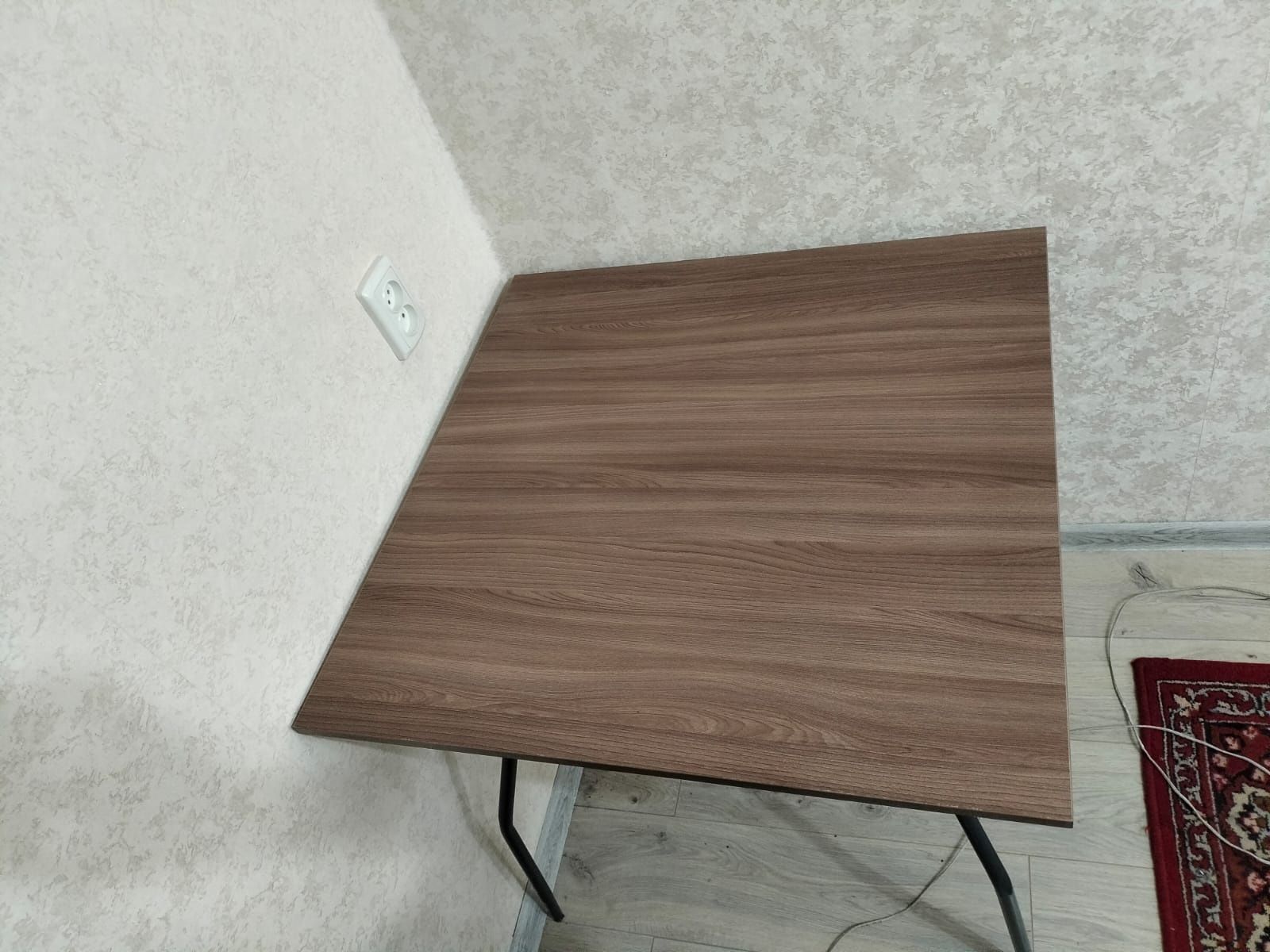 Квадратный стол в идеальном состоянии