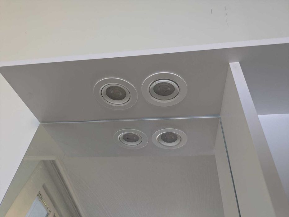 Стенен шкаф за баня с огледало и осветление