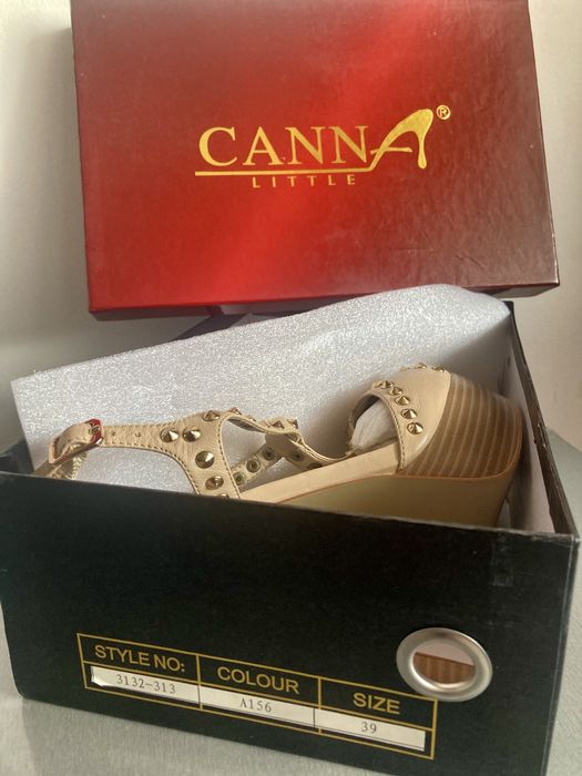 Sandale crem din piele naturala cu tinte aurii din metal