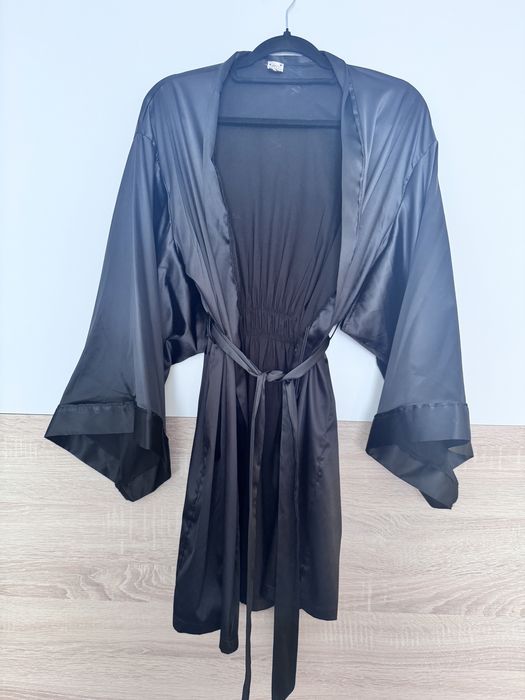 Capot negru satin