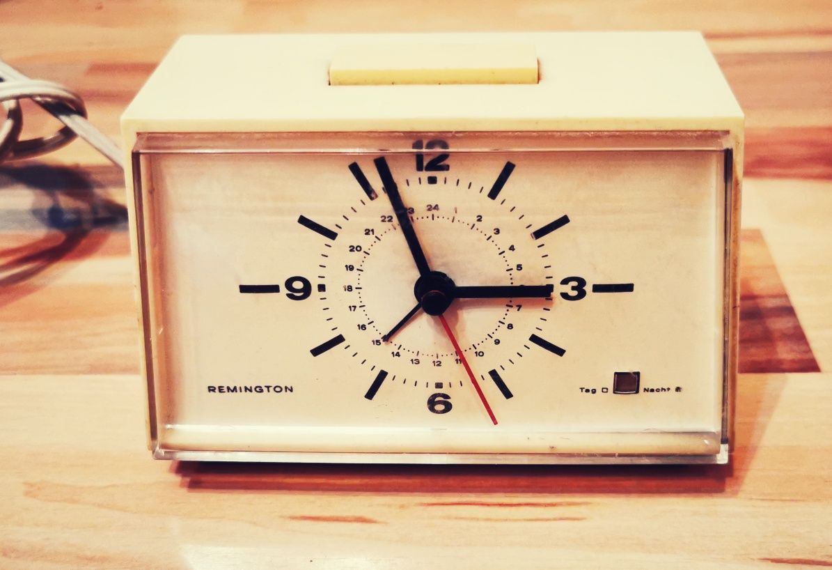 Ceas electric deșteptător de masă sau birou Remington retro vintage