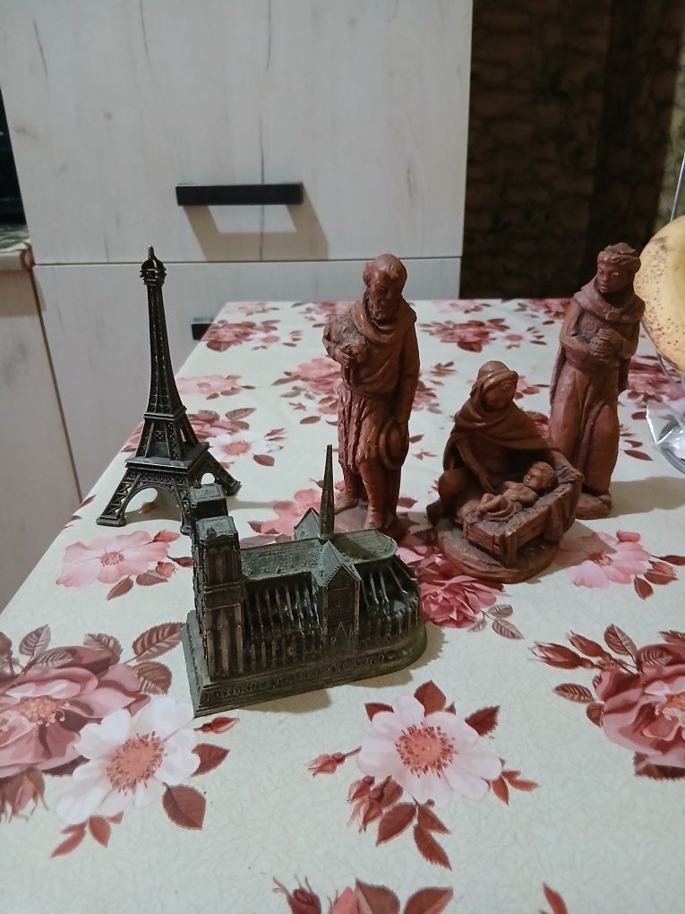 Lot de vânzare Turnul Eiffel, Notre-Dame,Sfânta Fecioară cu pruncul