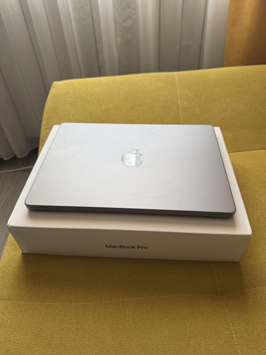 MacBook Pro M2 Max 14” - 98% baterie + 3 huse piele / schimb RTX 5090