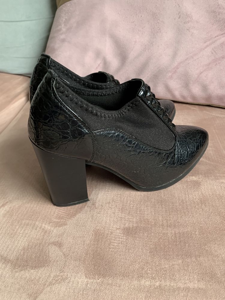 Pantofi botine lac toc patrat nr 38