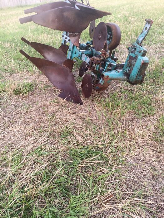 Plug reversibil hidraulic cu două brazde