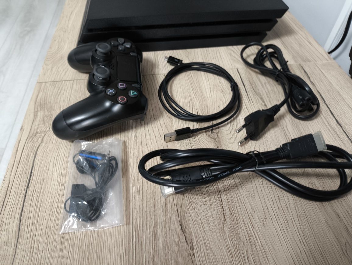 Продавам: Playstation 4 PRO 1TB (като нов)