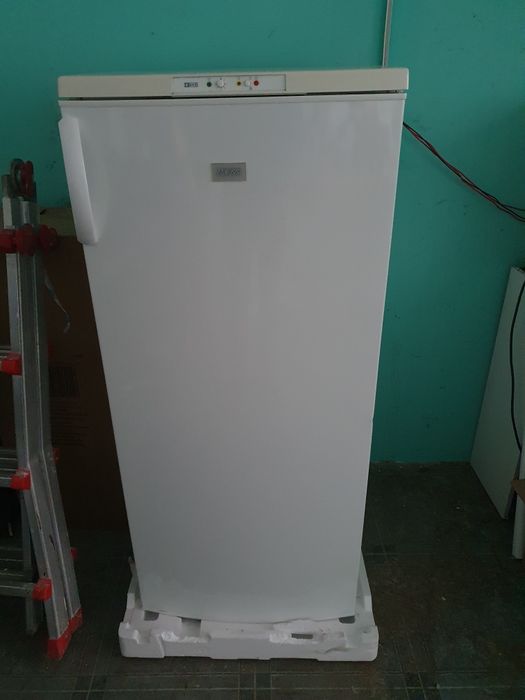 Vând Congelator vertical 6 sertare Zanussi