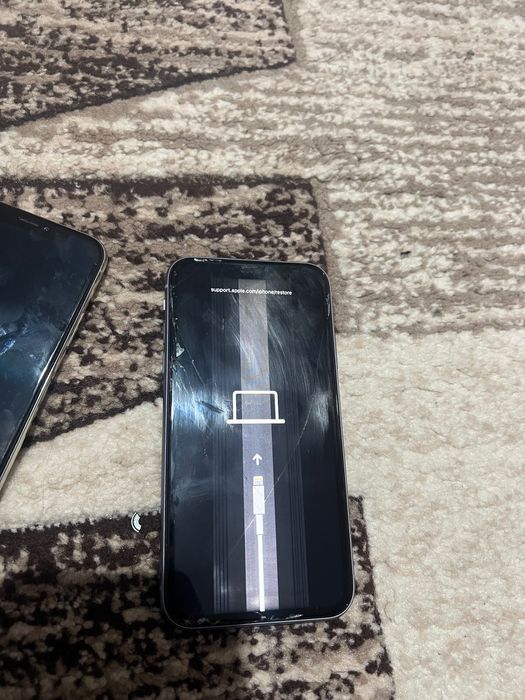 Vând 2 iphone-uri stricate, unul iphone 11 celălalt iphone X