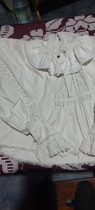 Vănd cămăși de femei autentice foarte vechi din zona Beiușului.