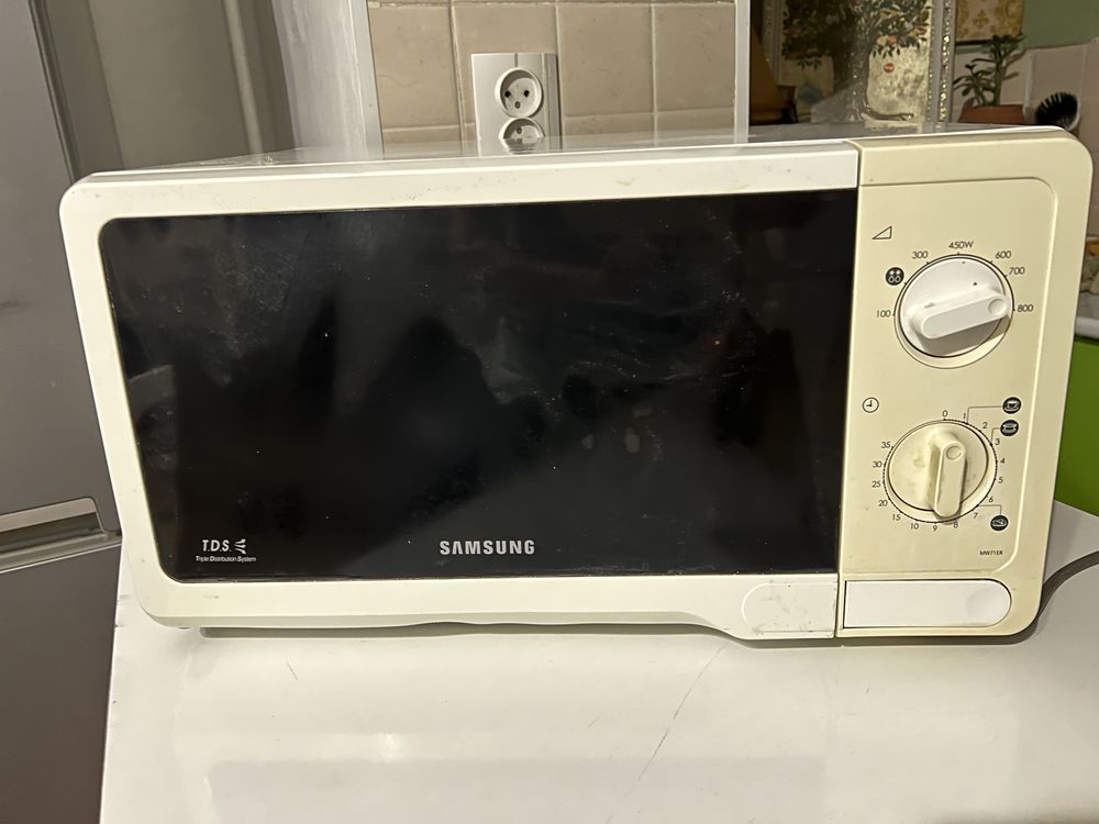 Микроволновка Samsung, работает замечательно