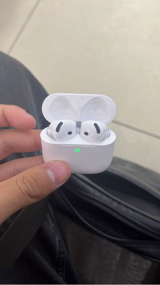 Airpods 4.
