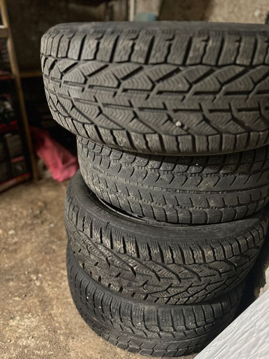 Vând 4 roți de tablă echipate cu anvelope de iarnă 205/55/16