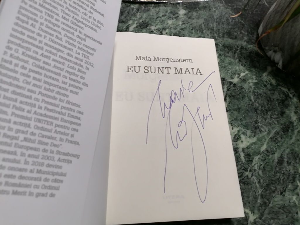 Vand carte autobiografica cu semnatura Maia Morgenstern