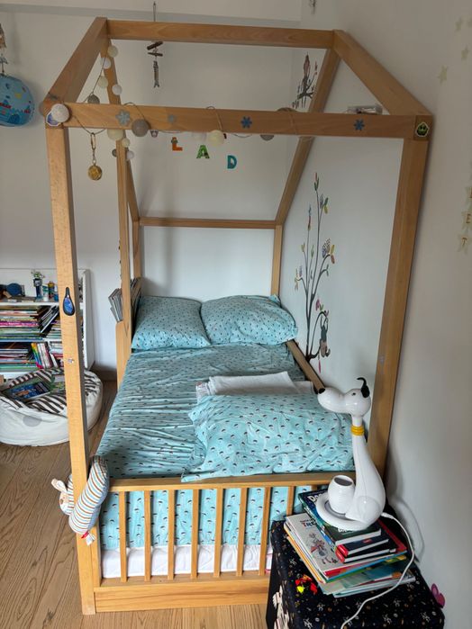 Pat din lemn stil casuta montessori