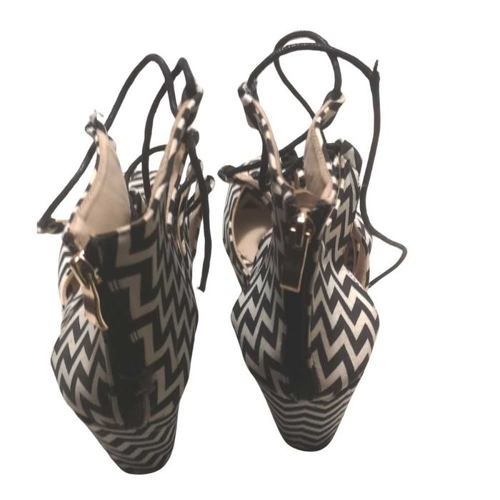 Vand sandale cu model alb si negru - marimea 41