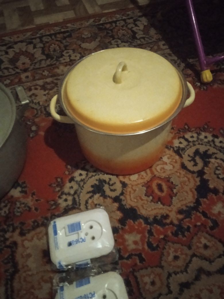 Продам две кастрюли