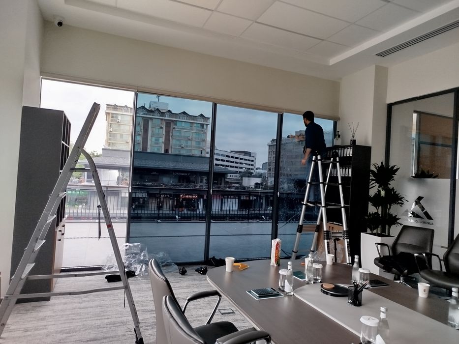 Оклейка тонировка по зданию и офиса солнце защитная