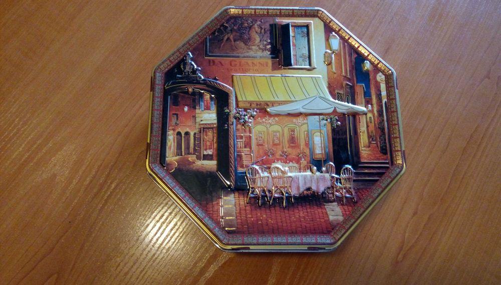 Метална кутия за бисквити  с картини на Виктор Швайко - Viktor Shvaiko