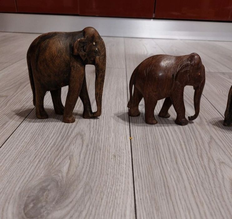 Vand 5 Elefanti din Lemn