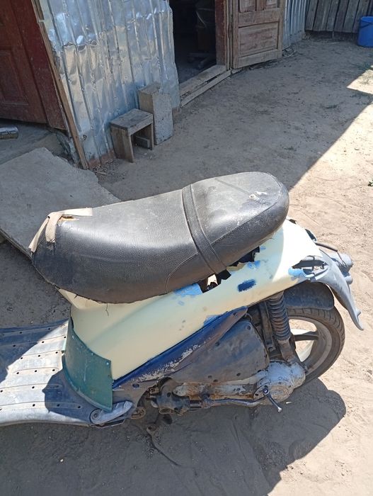 Scuter pe benzină în patru timpi