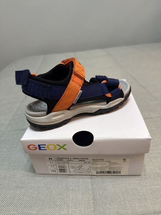 Продам детскую верхнюю одежву и обувь