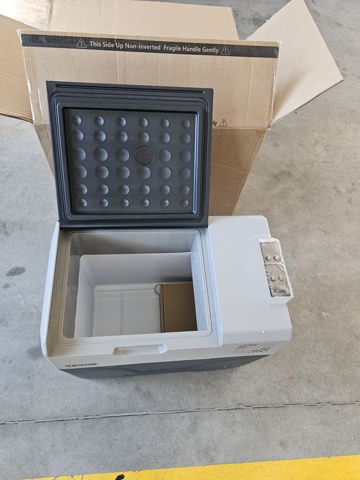 Компресорен хладилник-фризер за къмпинг