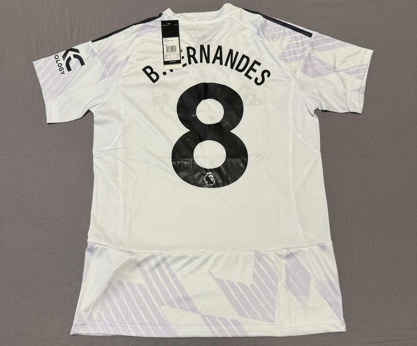 Футболни екипи на Manchester United. Трите от сезон 2025/2026.