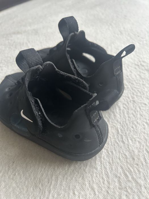 Затворени сандалети nike